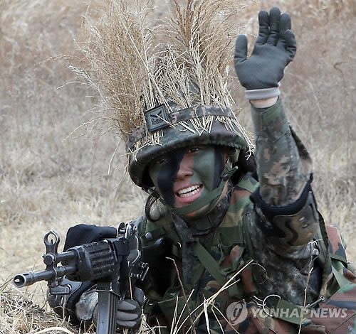 ▲ 여군 하사가 25일 전북 익산시 육군부사관학교에서 열린 실사격 공격전투훈련에서 "돌격, 분대 앞으로"를 외치고 있다.ⓒ연합뉴스