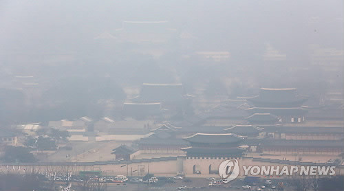 ▲ 서울 광화문을 뒤덮은 중국발 미세먼지. ⓒ연합뉴스. 무단전재 및 재배포 금지.