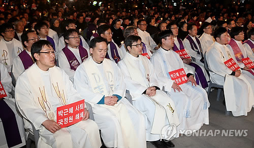 ▲ ▲  천주교정의구현 전주교구가 24일 오후 7시 전주시 풍남문 광장에서 개최한 국정원 국정개입 규탄미사ⓒ연합뉴스