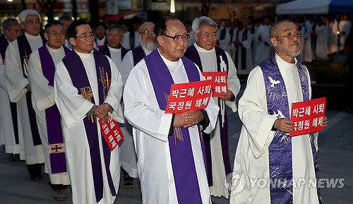 ▲ ▲  천주교정의구현 전주교구가 24일 오후 7시 전주시 풍남문 광장에서 개최한 국정원 국정개입 규탄미사ⓒ연합뉴스