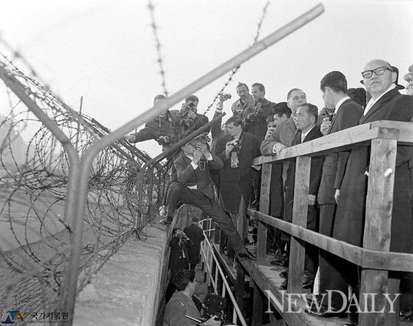 ▲ 서베를린을 방문한 박정희 전 대통령이 1964년 12월 11일 장벽 위에 올라 동베르린 지역을 바라보고 있다. ⓒ 뉴데일리