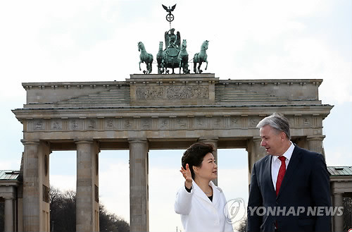 ▲ 독일을 국빈방문중인 박근혜 대통령이 26일 오후(현지시간) 독일 통일의 상징인 브란덴부르크 문 앞에서 보베라이트 베를린 시장의 설명을 들으며 주변을 둘러보고 있다. ⓒ 연합뉴스