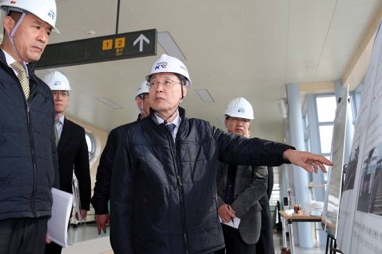 강영일 한국철도시설공단 이사장(가운데)이 26일 인천공항철도 청라역에서 안전사고 예방을 당부하고 있다.ⓒ한국철도시설공단