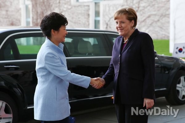 ▲ 독일을 국빈 방문중인 박근혜 대통령이 26일 메르켈 독일 총리와 악수를 나누고 있다. ⓒ 뉴데일리