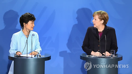 ▲ 독일을 국빈 방문 중인 박근혜 대통령이 26일(현지시간) 연방총리실에서 앙겔라 메르켈 총리와 정상회담을 마친 뒤 공동기자회견을 하고 있다ⓒ 연합뉴스