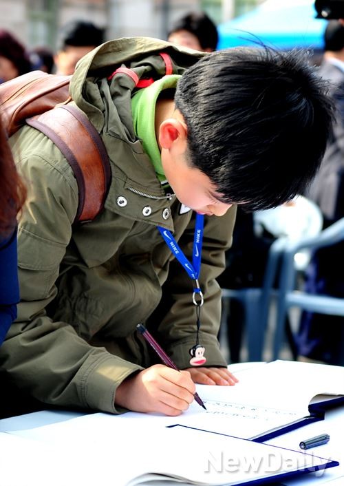 ▲ 자총 김명환 회장은 26일 서울역 광장에서 열린 '천안함 4주기 추모제'에서 "그들의 희생을 결코 잊지 않을 것"이라고 말했다. ⓒ 이종현 기자