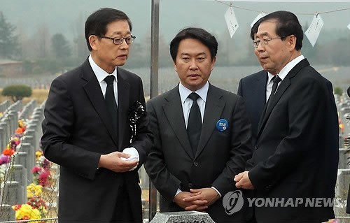 ▲ 김황식 새누리당 서울시장 예비후보와 박원순 서울시장이 26일 대전현충원에서 열린 천안함 피격 사주기 추모식을 마치고 희생장병 묘역을 찾아 둘러보고 있다. 2014.3.26 저작권자(c) 연합뉴스, 무단 전재-재배포 금지