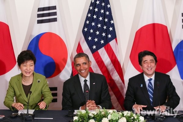 ▲ 지난 25일(현지시간), 네델란드 헤이그 핵안보정상회의 중 열린 한미일 정상회담 모습. [자료사진]