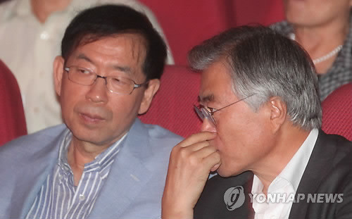 ▲ 박원순 서울시장과 문재인 민주당 의원이 지난해 9월 8일 은평문화예술회관에서 열린 재한조선족연합회 가을맞이 문화공연에 참석하고 있다. ⓒ연합뉴스