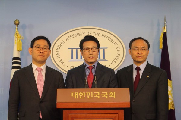 ▲ 27일 새누리당 지역공약실천특위 위원들이 국회 정론관에서 새정치연합의 거짓말을 규탄하는 성명을 발표하고 있다. ⓒ정병국 의원실 제공