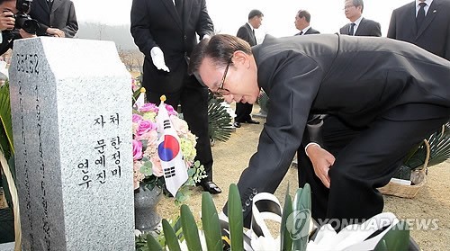 ▲ 이명박 전 대통령이 27일 대전 현충원 천안함 46용사 참배를 마치고 묘역을 둘러보고 있다. 2014.3.27 저작권자(c) 연합뉴스, 무단 전재-재배포 금지