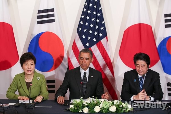 ▲ 지난 25일 핵안보 정상회의 중 열린 한미일 정상회담에서 발언하는 박근혜 대통령. 이 회담이 끝난 이튿날, 日정치인들이 다시 망언을 내뱉기 시작했다. [자료사진]