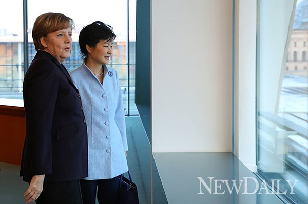 ▲ 서로 다른 곳을 보는 한-독 두 정상 ⓒ 뉴데일리