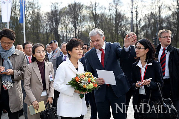 ▲ 독일을 국빈방문 중인 박근혜 대통령이 26일(현지시간) 보베라이트 베를린 시장으로부터 브란덴부르크 문에 대한 안내를 받고 있다. ⓒ 뉴데일리