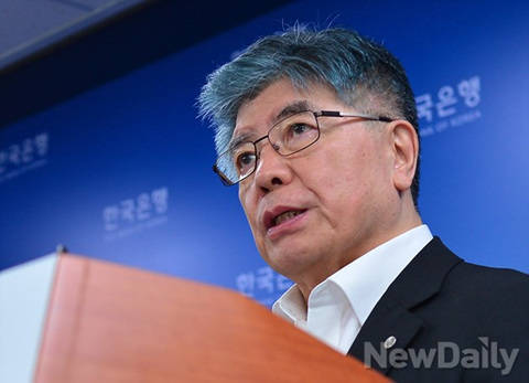 ▲ 퇴임을 앞둔 김중수 한은 총재가 '실기론'에 대해 반박했다. ⓒNewDaily DB