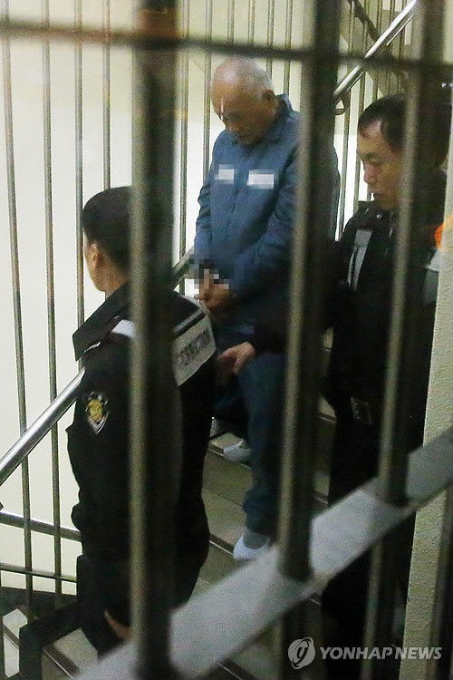 ▲ 일당 5억원 '황제 노역'이 중단된 허재호 전 대주그룹 회장이 26일 오후 광주지방검찰청 내에서 호송차로 이동하고 있다.ⓒ 연합뉴스