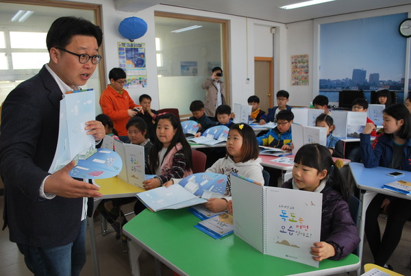 ▲ 26일 전북 위도 초등학교에서 찾아가는 독도학교를 진행 중인 서경덕 교수.ⓒ 서경덕 교수 제공