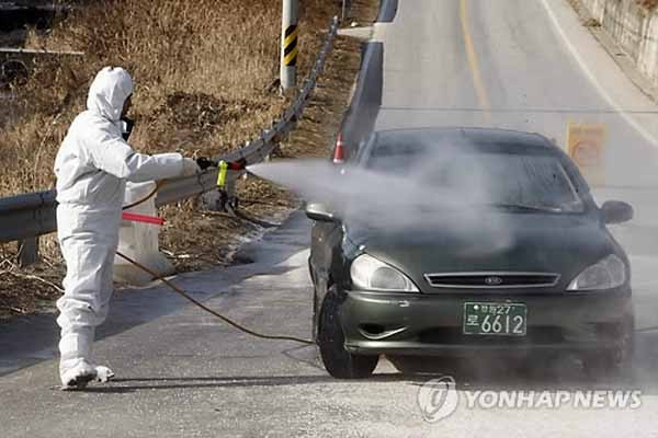 ▲ 2010년 12월 강원도 화천군에서 구제역 방역작업을 벌이는 모습. ⓒ연합뉴스. 무단전재 및 재배포 금지