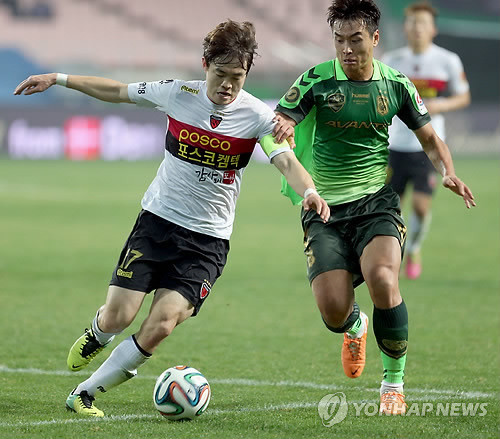 ▲ 2014프로축구. 전북 이동국(오른쪽)과 포항 신광훈이 공을 다투고 있다. ⓒ연합뉴스