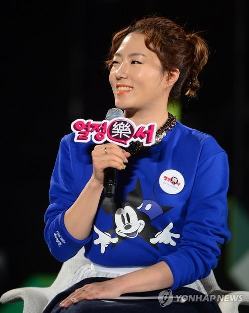 ▲ '빙속여제' 이상화가 27일 서울 잠실체육관에서 진행된 '열정락서, 2014 아웃리치' 두 번째 콘서트에서 대담을 하고 있다ⓒ연합뉴스