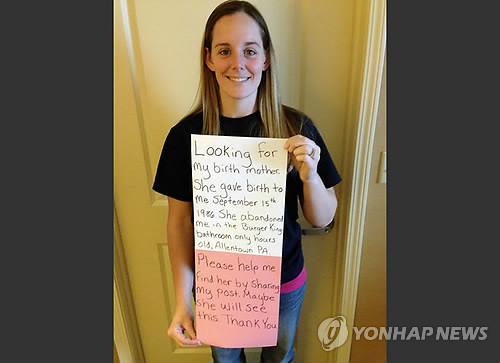 ▲ 캐서린 데프릴이 지난 2일 페이스북에 올린 사진. 생모를 찾는다는 메시지를 적어 들고 있다ⓒ연합뉴스