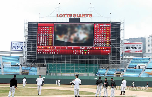 ▲ 오는 29일 '2014 프로야구' 개막을 앞두고 부산 사직야구장이 산뜻하게 변신한 가운데 롯데 선수들이 25일 훈련하고 있다. 부산시는 39억원을 들여 사직야구장 전광판을 미국 메이저리그 여느 구장 못지않은 LED 시스템의 풀 컬러 전광판(미국산·가로 35ｍ, 세로 15ｍ)으로 교체했다. 방송 음향시설과 외야안전펜스 보호매트도 교체됐다ⓒ연합뉴스
