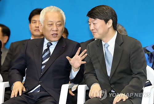 ▲ 김한길·안철수 새정치민주연합 공동위원장이 24일 오후 제주시 한라체육관에서 열린 제주도당 창당대회에 참석해 웃으며 대화하고 있다. ⓒ연합뉴스