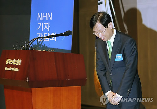 ▲ 김상헌 NHN 대표가 29일 오전 서울 중구 태평로1가 한국프레스센터에서 가진 기자간담회에서 '인터넷 생태계 활성화를 위한 상생방안'을 발표한 뒤 인사하고 있다. 2013.7.29 ⓒ연합뉴스