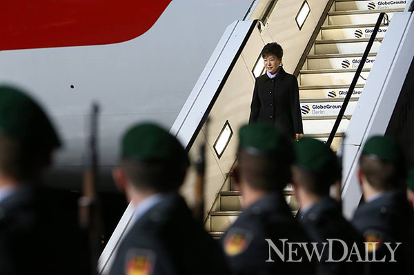 ▲ 박근혜 대통령이 25일(현지시간) 독일 베를린 공항에 도착해 전용기에서 내리고 있다. ⓒ 뉴데일리