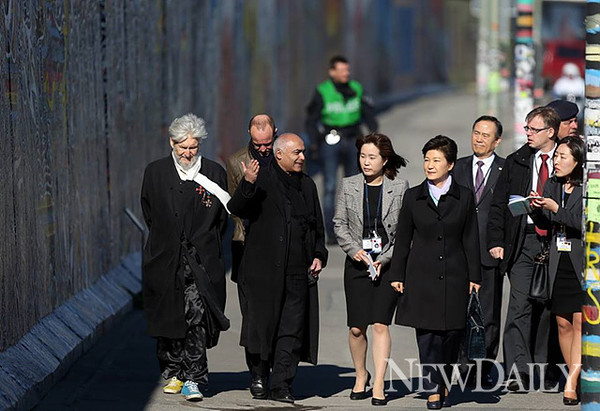 ▲ 베를린 장벽을 걷는 박 대통령. ⓒ 뉴데일리