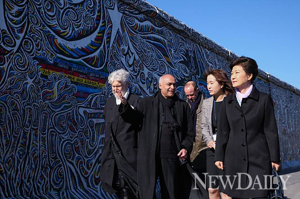 ▲ 베를린 장벽을 걷는 박 대통령. ⓒ 뉴데일리