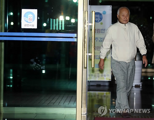 ▲ 수백억원을 탈세하고도 일당 5억원이라는 '황제노역'형을 받아 비난을 받았던 허재호 전 대주그룹 회장이 28일 밤 광주지방검찰청에서 조사를 받은 뒤 청사를 나서고 있다. ⓒ연합뉴스