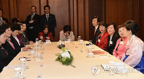 ▲ 박근혜 대통령이 독일 국빈방문 마지막 날인 28일 오후(현지시간) 프랑크푸르트 스타이겐버그호텔에서 파독광부 및 파독 간호사를 접견하고 있다. 한 파독 간호사가 눈물을 훔치고 있다. ⓒ 연합뉴스