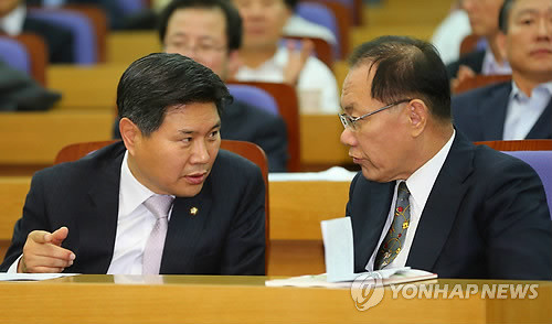 ▲ 이야기를 나누고 있는 새누리당 황우여 대표와 홍문종 사무총장. ⓒ연합뉴스