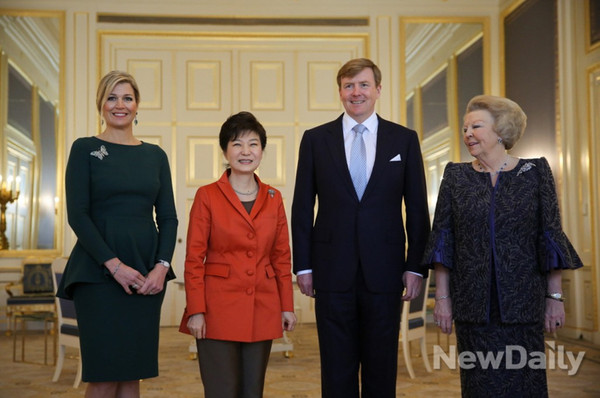 ▲ 박근혜 대통령이 지난 24일 네덜란드 국왕 부부의 초청으로 베아트릭스 전 여왕과 오찬을 함께 했다.  ⓒ 뉴데일리