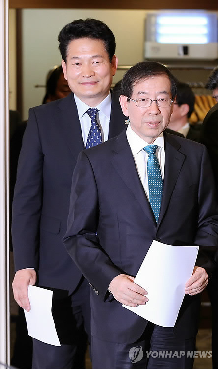 ▲ 지난 17일 서울 중구 프레스센터에서 열린 제28차 전국시도지사협의회 총회에서 박원순 서울시장(오른쪽)과 송영길 인천시장이 입장하고 있다. ⓒ연합뉴스