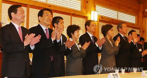 ▲ 유정복(왼쪽부터), 안상수 새누리당 인천시장 예비후보, 이성복, 정미홍, 김황식 이혜훈,정몽준, 강성현 새누리당 서울시장 예비후보가 20일 오후 국회 사랑재에서 열린 새누리당 제6회 전국동시지방선거 광역단체장 공천신청자 간담회에서 박수치고 있다. ⓒ연합뉴스