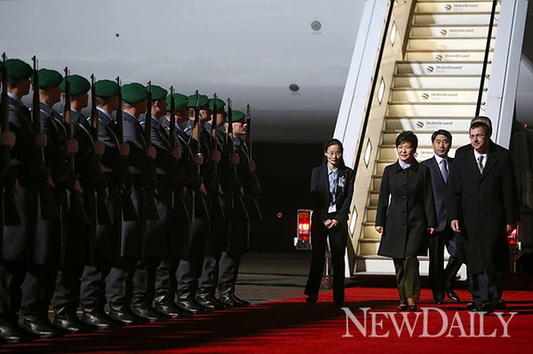 ▲ 박근혜 대통령이 첫 독일순방을 위해 베를린 공항에 내리고 있다. ⓒ 뉴데일리