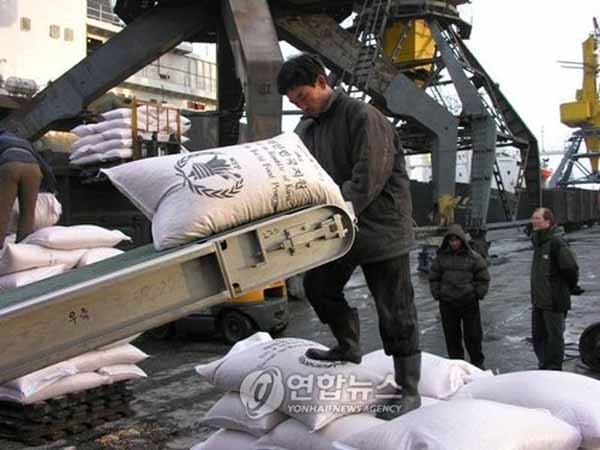 ▲ 2008년 국제사회로부터 받은 쌀을 옮기는 북한 근로자. ⓒ연합뉴스. 무단전재 및 재배포 금지