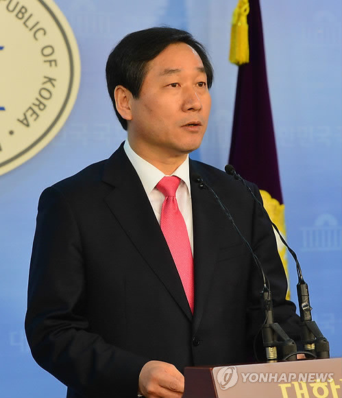 ▲ 6.4 지방선거 인천시장 출마를 위해 안전행정부 장관직에서 물러난 새누리당 유정복 의원이 31일 오전 국회 정론관에서 국회의원직 사퇴 기자회견을 하고 있다. ⓒ연합뉴스