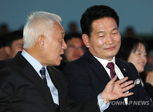 ▲ 김한길 민주당 대표와 송영길 인천시장이 1일 인천시 연수구 선학체육관에서 열린 송영길 인천시장 출판기념회에서 대화하고 있다. ⓒ연합뉴스