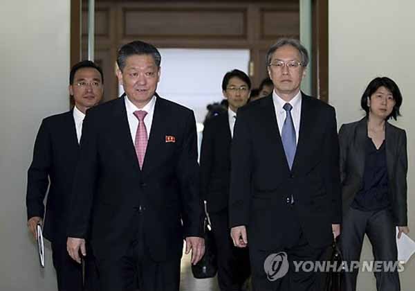 ▲ 지난 30일 회담장에 들어서는 송일호 북한 대표와 이하라 준이치 일본대표. ⓒ연합뉴스. 무단전재 및 재배포 금지