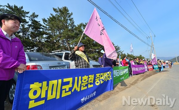 ▲ 쌍용훈련이 진행되는 가운데 "양키 고 홈"을 외치며 훈련을 반대했다. ⓒ 뉴데일리 정상윤