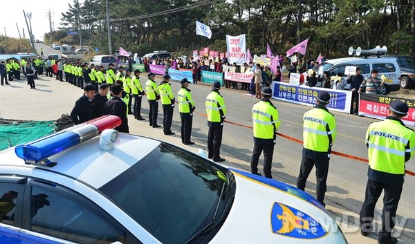 ▲ 경찰의 경비를 받으며 쌍용훈련은 진행됐다. ⓒ 뉴데일리 정상윤