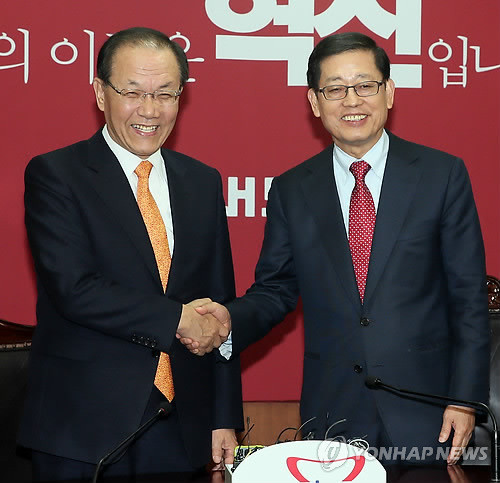 ▲ 김황식 새누리당 서울시장 예비후보(왼쪽)가 31일 서울 여의도 당사에서 황우여 대표와 만나 악수하고 있다. ⓒ연합뉴스