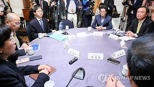 ▲ 새누리당 유일호 정책위의장, 새정치민주연합 장병완 정책위의장, 문형표 보건복지부 장관 등이 31일 국회 사랑재에서 열린 기초연금 여야정 협의체에서 논의하고 있다. ⓒ연합뉴스