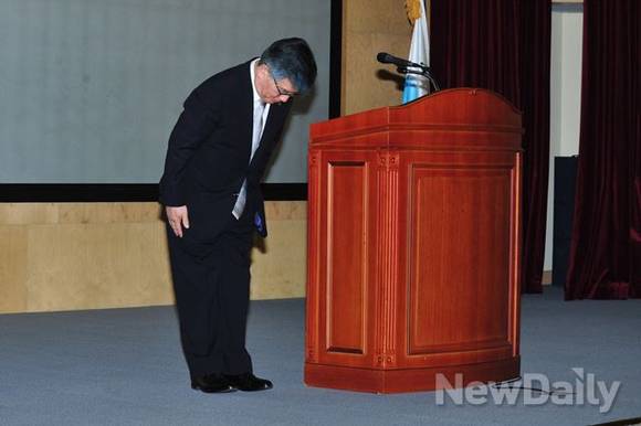 ▲ 김중수 총재가 한은 임직원들에게 감사의 인사를 하고 있다.