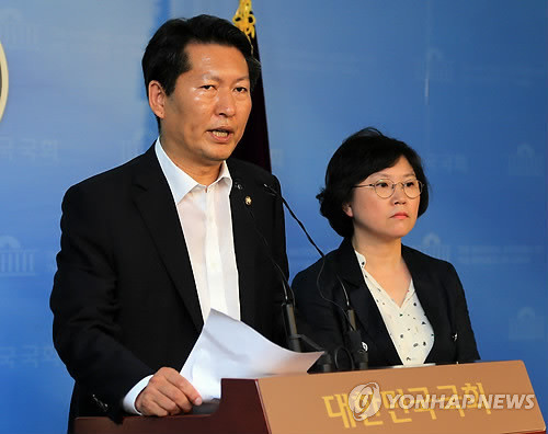 ▲ 새정치민주연합 소속 정청래 의원과 김현 의원. ⓒ연합뉴스