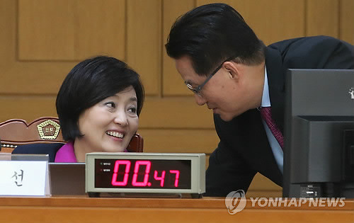 ▲ 지난해 10월14일 서울 서초구 서초동 대법원에서 열린 국회 법제사법위원회 대법원에 대한 국정감사에서 박영선 위원장이 민주당 박지원 의원과 대화를 나누고 있다. ⓒ연합뉴스