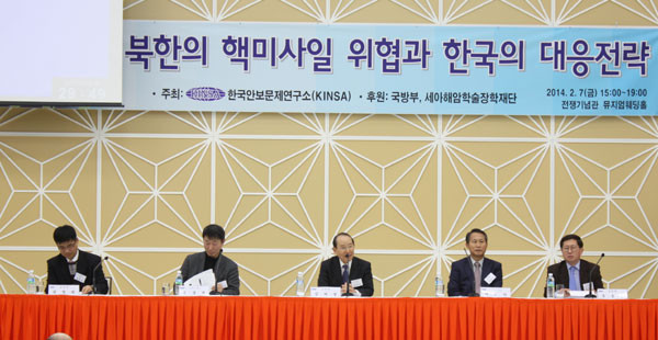 ▲ 지난 2월 7일 서울 전쟁기념관에서 열린 ‘북한핵미사일 위협과 한국의 대응전략’ 세미나. 왼쪽부터 함형필, 문장렬 박사, 김희상 이사장, 박휘락 교수, 유용원 조선일보 기자.